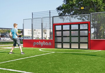 Mit der interaktiven Sportwand Polytan Yalp Sutu lassen sich die motorischen, kognitiven und sozialen Fhigkeiten von Kindern und Jugendlichen spielerisch trainieren.