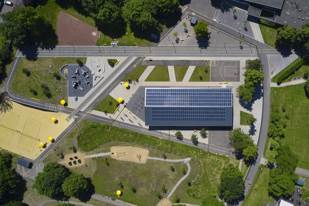 Sportpark Styrum: eine multifunktionale Sport- und Spielflche mit 23 verschiedenen Angeboten. Das Zentrum bildet die multifunktionale Freilufthalle von McArena, die auf dem Dach installierte Photovoltaik-Anlage erzeugt mehr Energie, als der gesamte Sportpark verbraucht.
