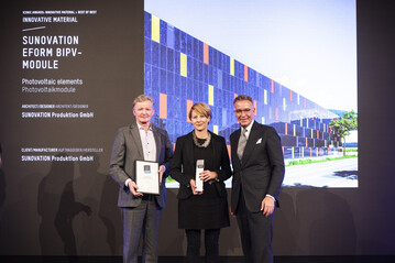 Preisbergabe des ICONIC Awards 2019 in der Kategorie Innovative Material - Auszeichnung Best of Best. Von links nach rechts: Heribert Ley - Geschftsfhrer SUNOVATION Produktion GmbH, Julika Leisner - Marketingleitung SUNOVATION Produktion GmbH, Andrej Kupetz - Hauptgeschftsfhrer des Rat fr Formgebung 