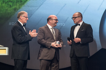 Preisberreichung beim Deutschen Nachhaltigkeitstag: Jochen Homann, Prsident der Bundesnetzagentur, Christian Rinn, Geschftsfhrer Rinn Beton- und Naturstein GmbH & Co. KG, Stefan Schulze-Hausmann, Initiator des Deutschen Nachhaltigkeitspreises.