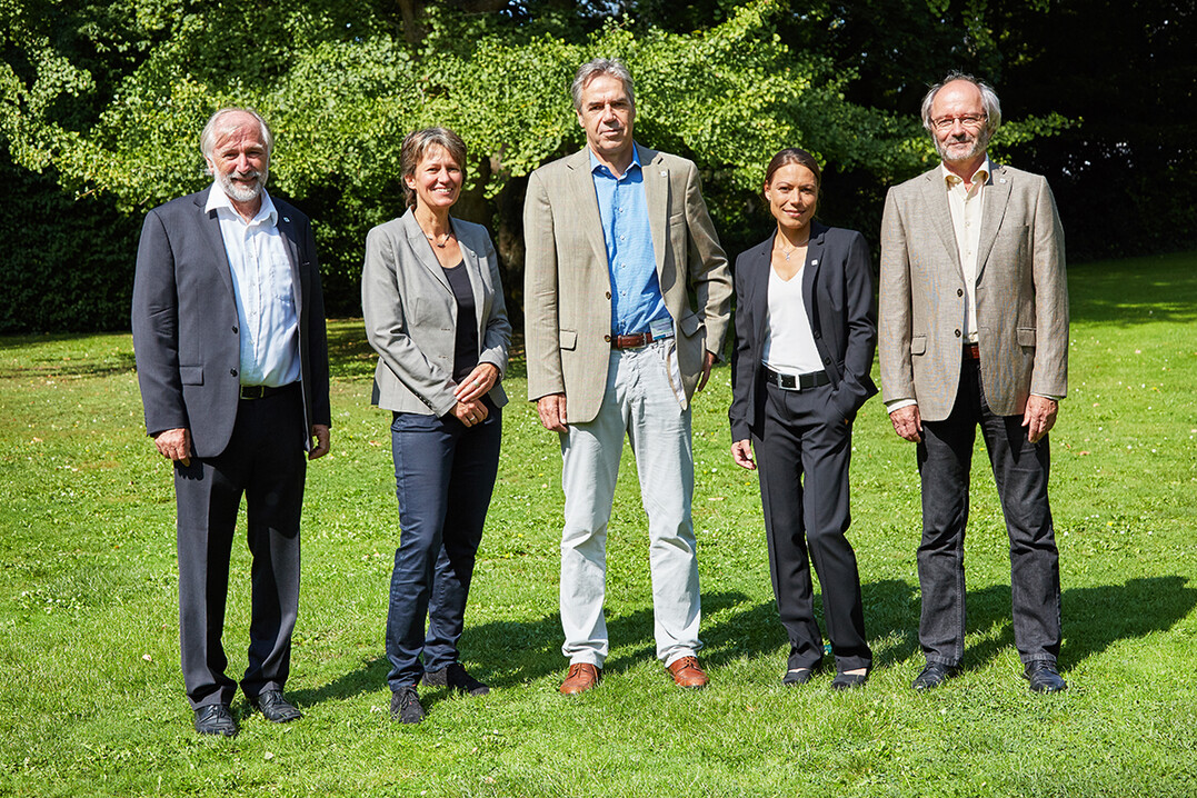 Das Prsidium der Hochschule Geisenheim mit der neuen Vizeprsidentin fr Forschung und ihrem Vorgnger (v.l.n.r.): Prof. Dr. Otmar Lhnertz, Vizeprsident Lehre, Prof. Dr. Annette Reineke, Vizeprsidentin Forschung, Prsident Prof. Dr. Hans Reiner Schultz, Kanzlerin Dipl.-Ing. Marion Waldeck, MBA, und der ehemalige Vizeprsident Forschung Prof. Dr. Manfred Gromann.