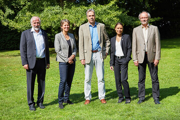 Das Prsidium der Hochschule Geisenheim mit der neuen Vizeprsidentin fr Forschung und ihrem Vorgnger (v.l.n.r.): Prof. Dr. Otmar Lhnertz, Vizeprsident Lehre, Prof. Dr. Annette Reineke, Vizeprsidentin Forschung, Prsident Prof. Dr. Hans Reiner Schultz, Kanzlerin Dipl.-Ing. Marion Waldeck, MBA, und der ehemalige Vizeprsident Forschung Prof. Dr. Manfred Gromann.