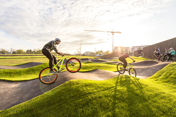 Das Ziel in einer Pumptrack-Anlage: ber die Wellen fahren, ohne in die Pedale zu treten.