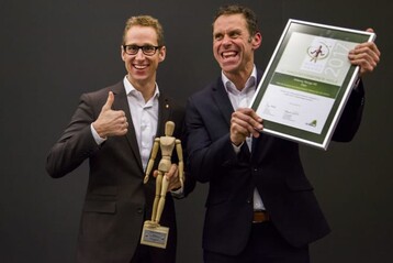 Endlich ein Woody fr Kebony! Groe Freude bei Deutschlandchef Marcell Bernhardt und Vertriebskollege Stephan Knipping.