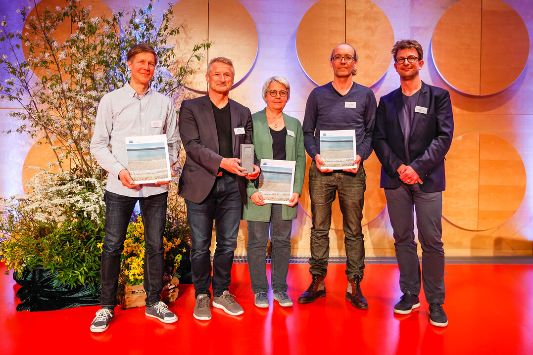 Preistrger in der Kategorie "Klimaanpassung im urbanen Raum" sind Ramboll Studio Dreiseitl mit dem Mailnder Platz in Stuttgart. Laudator war Mario Flamann von pesch partner architekten (rechts).