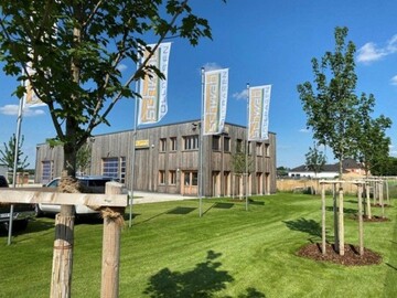 Pnktlich zum Saisonstart bezieht Deutschlands grter Rollrasenanbieter seine neue Zentrale in Prnbach. 