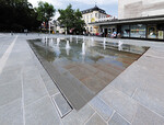 Am Ernst-Reuter-Platz in Regensburg wurde eine neue Brunnenanlage mit Fontänen nach umfassenden Sanierungsarbeiten des Platzes in Betrieb genommen.