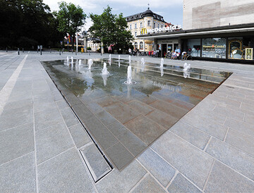 Am Ernst-Reuter-Platz in Regensburg wurde eine neue Brunnenanlage mit Fontnen nach umfassenden Sanierungsarbeiten des Platzes in Betrieb genommen.