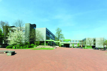 Im Rahmen umfassender Fassaden- und Fenstersanierungen wurde ebenfalls der Innenhof der Anne-Frank-Gesamtschule in Gtersloh umgestaltet.