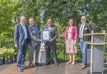 Als erster Hersteller fr Betonstein hat Rinn den Blauen Engel, Deutschlands renommiertestes Umweltzeichen, fr seine Steine mit bis zu 40 % Recyclinganteil erhalten. 
