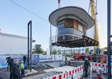 Nach 14 Jahren auf einem Bauhof kehrt das Bundesbdchen mit einer spektakulren Aktion in das Bonner Regierungsviertel zurck.