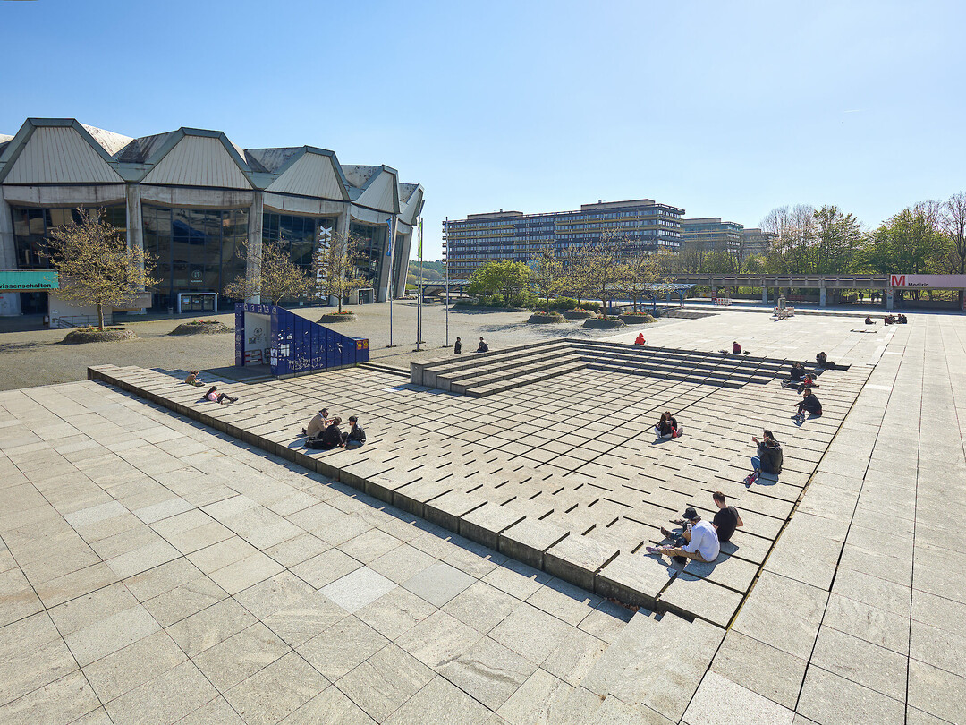 Kunst im Trockenen. Wasserrelief an der Ruhr-Universitt Bochum, Forumsplatz: Das, von Erich Reusch entworfene, Wasserrelief bietet auch ohne Wasser noch genug Platz zur Kommunikation.