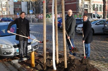 Pflanzten den 125. Baum fr Leipzig (v.l.n.r.: Brgermeister Heiko Rosenthal, Peter Wilde (Projektmanager der Allianz-Umweltstiftung) und Rdiger Dittmar, Leiter des Amtes fr Stadtgrn und Gewsser. 