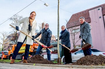 Pflanzten der 1. Baum der Stadtbaumkampagne in Stuttgart (v.l.n.r.): Brigitte Preu (Allianz Deutschland AG), Dirk Thrnau (Brgermeister fr Technik), Volker Schirner (Leiter des Garten-, Friedhofs- und Forstamts) und Manfred Boschatzke (Allianz Deutschland AG). 