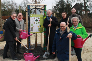 Pflanzten den ersten von 125 Bumen auf mnsterischen Spielpltzen (v.l.n.r.): Stadtrat Matthias Peck, Oberbrgermeister Markus Lewe, Dr. Klaus Wehmeier (Kuratoriumsvorsitzender der Allianz Umweltstiftung), Dr. Lutz Spandau (Vorstand der Allianz Umweltstiftung), Britta Linnemann (NABU Mnster), Heiner Bruns und Wolfram Goldbeck (Grnflchenamt). 