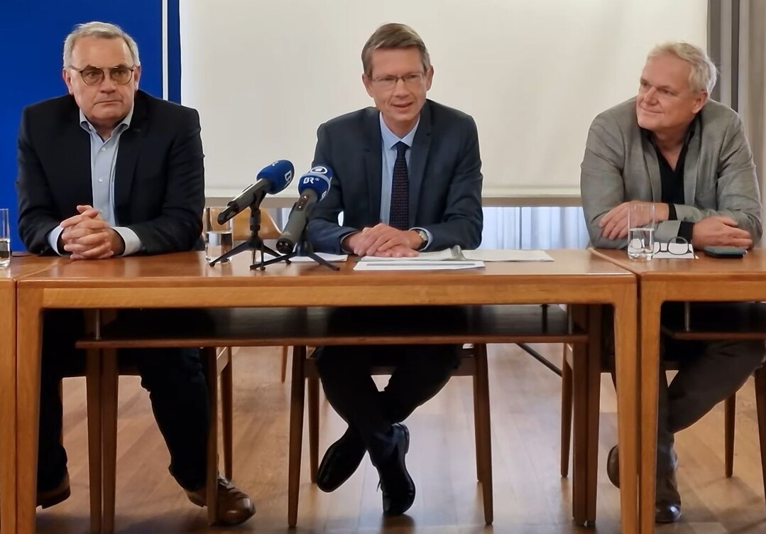 Oberbürgermeister Sebastian Remelé (CSU, Mitte) und die Vorsitzenden der Stadtratsfraktionen Stefan Funk (CSU, links) und Holger Laschka (Grünen, rechts) bei der Pressekonferenz zur Absage der Landesgartenschau Schweinfurt.