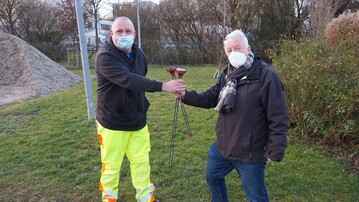 Michael Meiser (rechts) von der mm-lab-GmbH berreicht Christian Lang (Stadtgrtnerei Konrwestheim) Sensoren zur Messung der Bodenfeuchte.