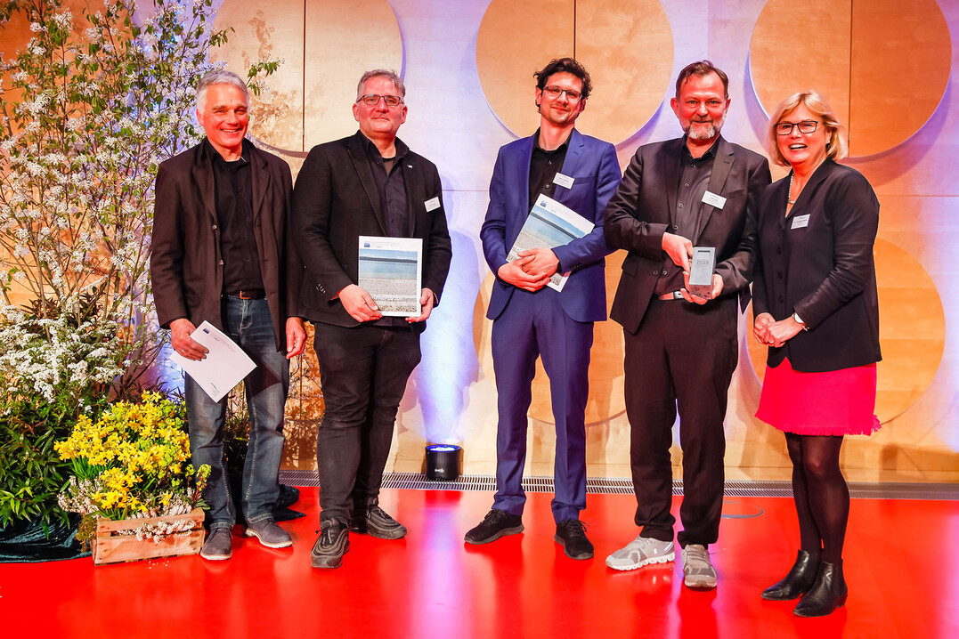 SINAI siegten in der Kategorie "Grne Infrastrukturprojekte" mit den Neuen Landschaften im Neckarbogen Heilbronn. Die Laudatio hielt Professorin Anke Karmann-Woessner.