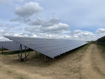 Solarenergiefeld in Niederbayern: Wenn die Brger wirtschaftlich beteiligt werden wchst die Akzeptanz, wenn das Umfeld entsprecht angelegt und gepflegt wird, kann auch die regionale Natur profitieren.