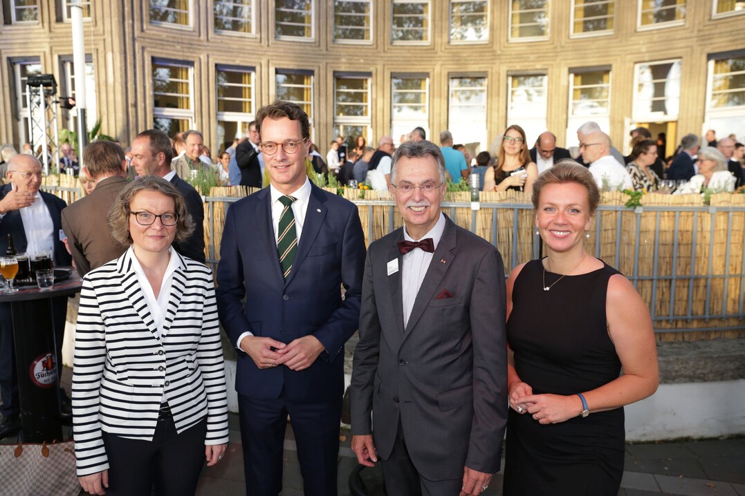 Präsident Ernst Uhing freute sich über den Besuch von Ministerpräsident Hendrik Wüst (2. v. l.) sowie von NRW-Bauministerin Ina Scharrenbach (l.) und Kulturministerin Ina Brandes.