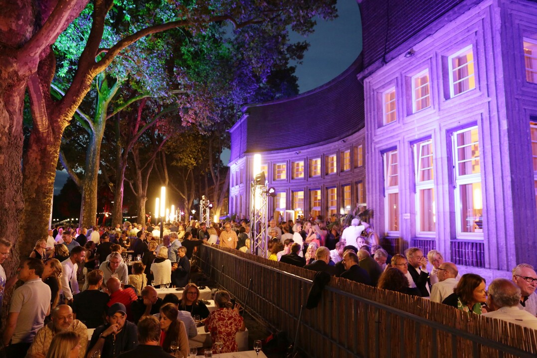 Die Rheinterrasse Dsseldorf bildete einen stimmungsvollen Rahmen fr das grte Architektenfest am Rhein. Ministerprsident Hendrik Wst sprach vom schnsten Sommerfest im politischen Dssel-dorf.