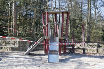 Werden die notwendigen Inspektionen und Wartungsarbeiten fr Spielplatzgerte versumt oder sind diese nicht korrekt dokumentiert, sind Spielplatzbetreiber bei einem Unfall zum Schadensersatz verpflichtet.