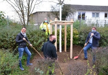 Pflanzten mit fachkundiger Untersttzung den ersten von 50 Koblenzer Klimabumen: Oberbrgermeister David Langner (links) und Andreas Drechsler (rechts), Werkleiter der Eigenbetriebs Grnflchen und Bestattungswesen. 