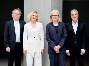 v.l.n.r.: Martin Mller, Evelin Lux, Andrea Gebhard, Professor Ralf Niebergall 