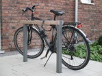 Das Velo-Schutzrahmen Tandem mit EPDM-Absorber-Profil ist in Edelstahl, Cortenstahl oder Stahl, feuerverzinkt und farbbeschichtet, erhältlich.