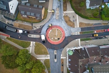 Deutschlands ersten Kreisverkehr mit schadstoffminderndem ClAir Asphalt hat STRABAG in Dinslaken gebaut.