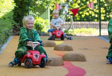 Saurierspuren weisen den Weg auf dem neuen Bobbycar-Parcours im Kindergarten St. Raphael in Altenmelle. 