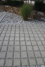 Ideal für Parkplätze: Das Linden Ökopflaster „Tegula Rasa“