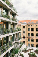 Blick auf die grüne Fassade des TELEGRAPH in Berlin
