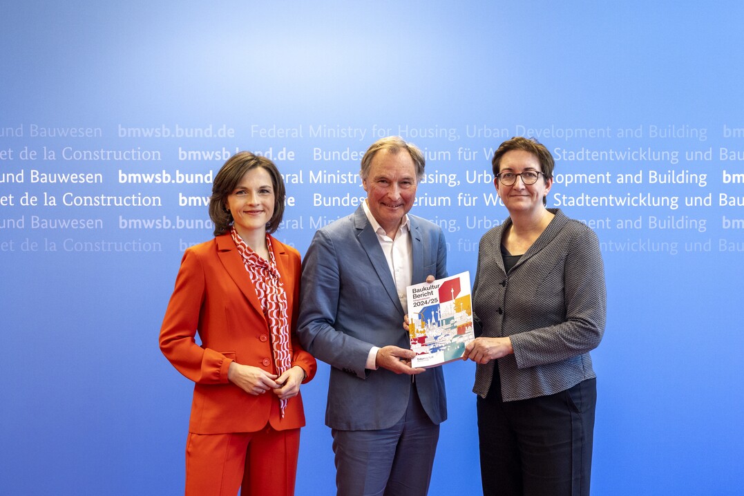 Rainer Nagel, Vorstand der Bundesstiftung Baukultur, übergibt den neuesten Baukulturbericht an Staatssekretärin Elisabeth Kaiser (links) und Klara Geywitz (rechts).