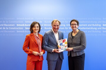  Rainer Nagel, Vorstand der Bundesstiftung Baukultur, bergibt den neuesten Baukulturbericht an Staatssekretrin Elisabeth Kaiser (links) und Klara Geywitz (rechts). 