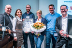 Der Preis wurde von Laudator Wolfgang Schmid (links) und Moderator und Chef-Redakteur des "Handwerk Magazin" Olaf Deininger (rechts) übergeben. In der Mitte freut sich das Team von KristallTurm® über den Preis(v.l. Christine Berry, Florian Scheitler, Sara Kern, Heinz Tretter).
