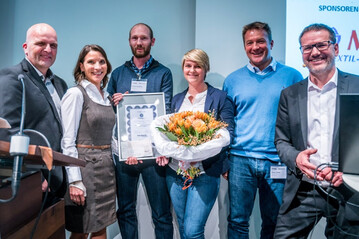 Der Preis wurde von Laudator Wolfgang Schmid (links) und Moderator und Chef-Redakteur des "Handwerk Magazin" Olaf Deininger (rechts) bergeben. In der Mitte freut sich das Team von KristallTurm ber den Preis(v.l. Christine Berry, Florian Scheitler, Sara Kern, Heinz Tretter).