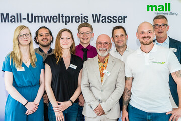 Der Mall-Umweltpreis Wasser wurde in diesem Jahr zum ersten Mal vergeben: V.l.n.r. Franziska Gehring, Dr. Pablo Vega Garca, Kim Noelle Lange, Florian Wilhelm (alle Preistrger/-innen), Michael Mall (Stiftungsvorstandsvorsitzender der Roland Mall-Familienstiftung und Mitglied der Jury), Dirk Muschalla (TU Graz und Jury-Mitglied), Andreas Lebmeier (Preistrger) und Dr. Guido Schmuck (Mitglied des Stiftungsrats)