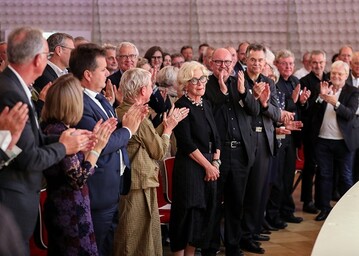 Stehende Ovationen fr Barbara Ettinger-Brinckmann zur Verleihung des Bundesverdienstkreuzes auf dem Deutschen Architektentag.