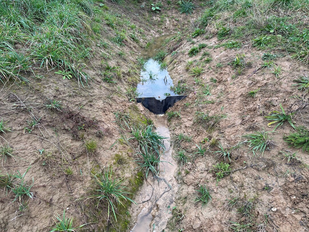 Schon viele kleine Manahmen - hier ein Stahlblech in einer renaturierten Rinne - knnen helfen, den Wasserablauf zu verzgern (System BN Essenbach).