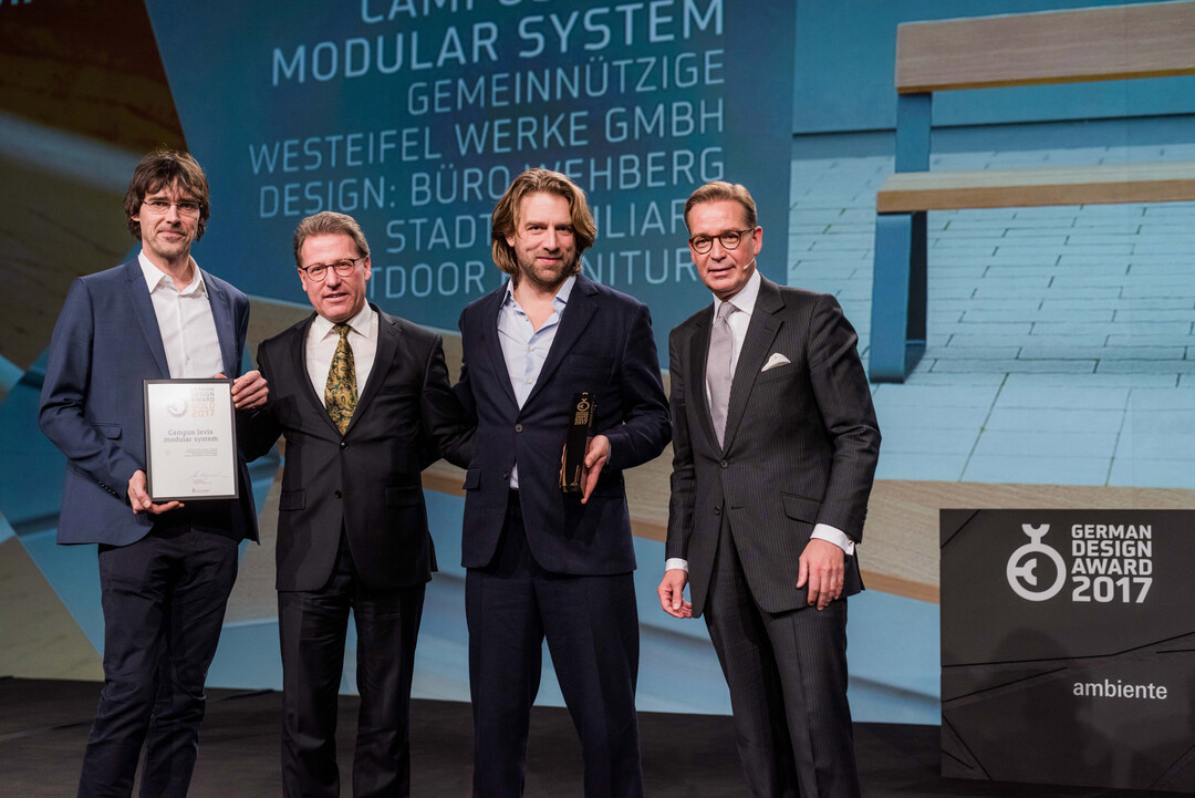 Von links nach rechts: Markus Fürstenberg, Leitung Vertrieb und Marketing der Westeifel Werke; Ferdinand Niesen, Geschäftsführer der Westeifel Werke; Max Wehberg vom Designbüro Wehberg; Andrej Kupetz, Geschäftsführer vom Rat für Formgebung.