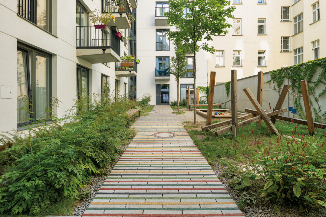 4: Wohnquartier mit Spielplatz in der Heidenfeldstrae, Berlin
