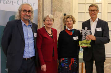 Laudator Landschaftsarchitekt Kamel Louafi, StSin Dr. Beatrix Tappeser, Petra HIrsch und der Preistrger Wolfgang Wette (von links nach rechts) 