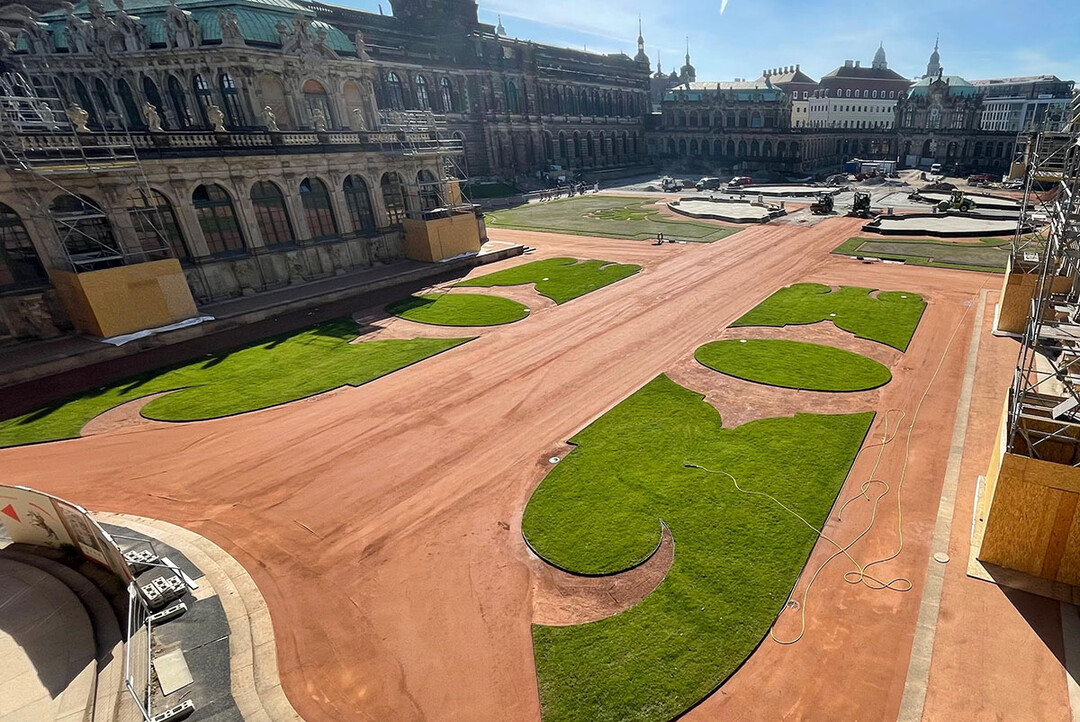 Wassergebunden, widerstandsfähig, wirtschaftlich: Die Naturstein-Deckschicht PLAZADUR von tegra punktet am Dresdner Zwinger mit optischen und funktionalen Argumenten.
