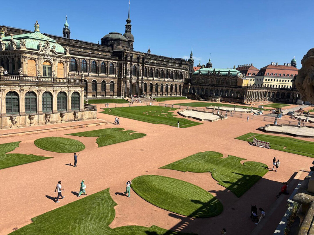 Wassergebunden, widerstandsfähig, wirtschaftlich: Die Naturstein-Deckschicht PLAZADUR von tegra punktet am Dresdner Zwinger mit optischen und funktionalen Argumenten.
